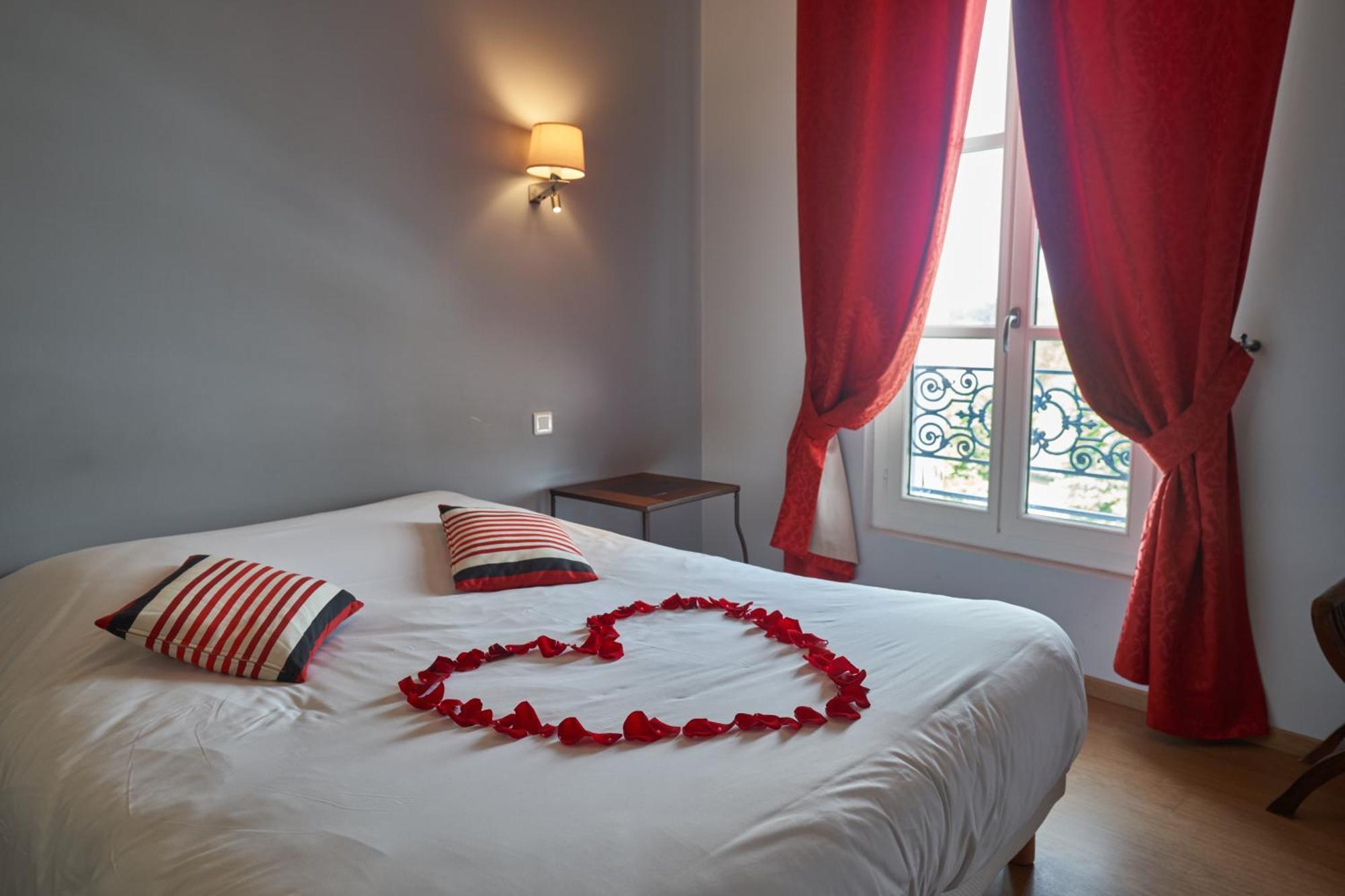 Logis Hotel De La Tour Libourne Exterior foto
